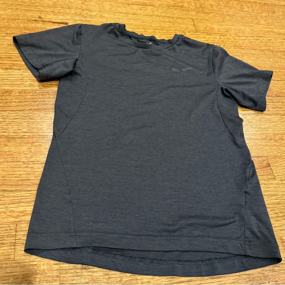 Boys charcoal gray Nike tshirt size Medium youth